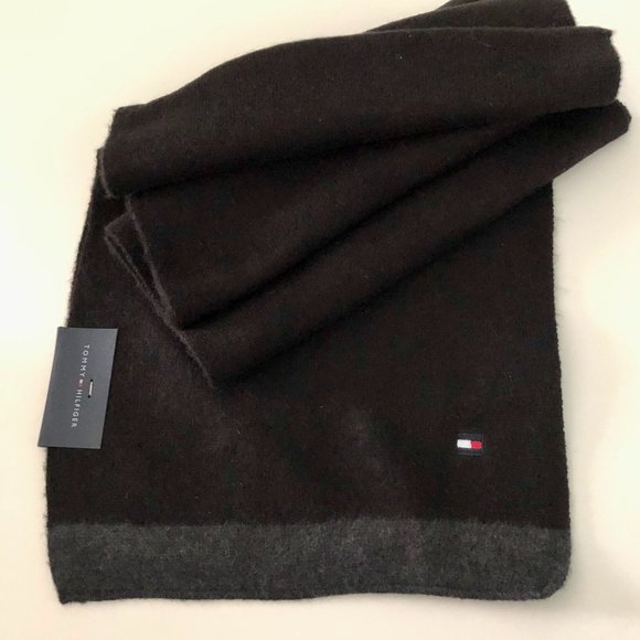 TOMMY HILFIGER Scarf with Logo  NWT - Picture 1 of 4